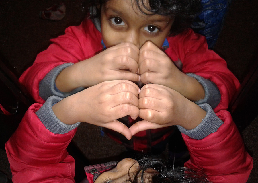 Free+form%3A+%0AKamal+Abdelrahman+puts+his+hands+to+the+mirror+and+poses+with+his+reflection.%0A%0A