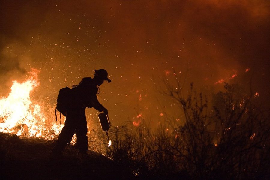 Fire+crew+in+California+fighting+off+wildfire