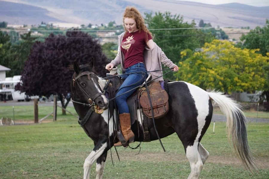 Sophia+Davis+riding+a+horse+at+her+cousins+farm+in+Washington.