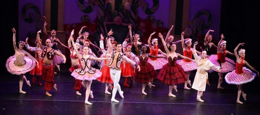 The cast of Noltes Nutcracker takes thier final bow after performing.